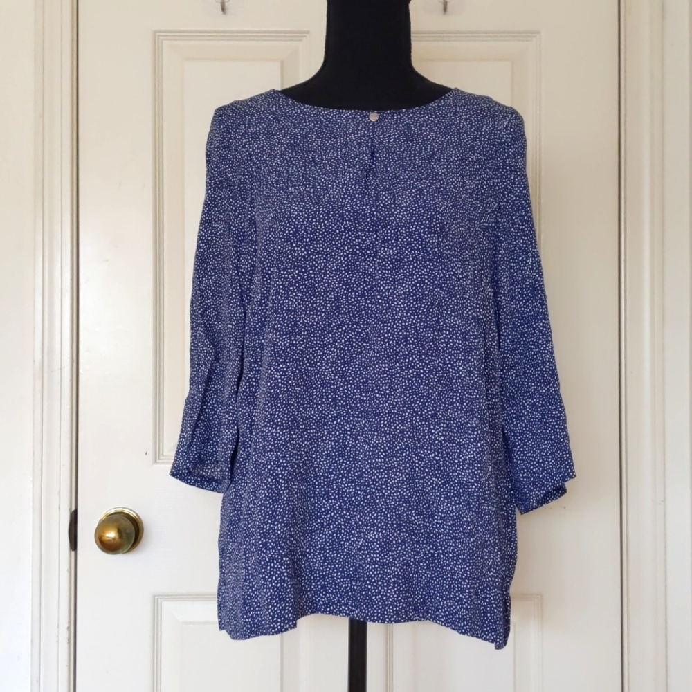 NWT. H&M 100% Rayon Blue/White Pattern Blouse with wide 3/4 sleeve & neck button